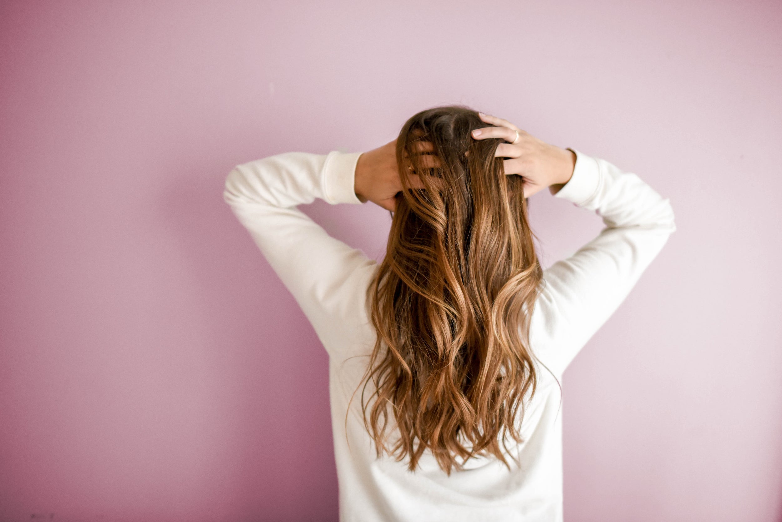 Erbe tintorie e trattanti: una scelta naturale per la cura dei capelli