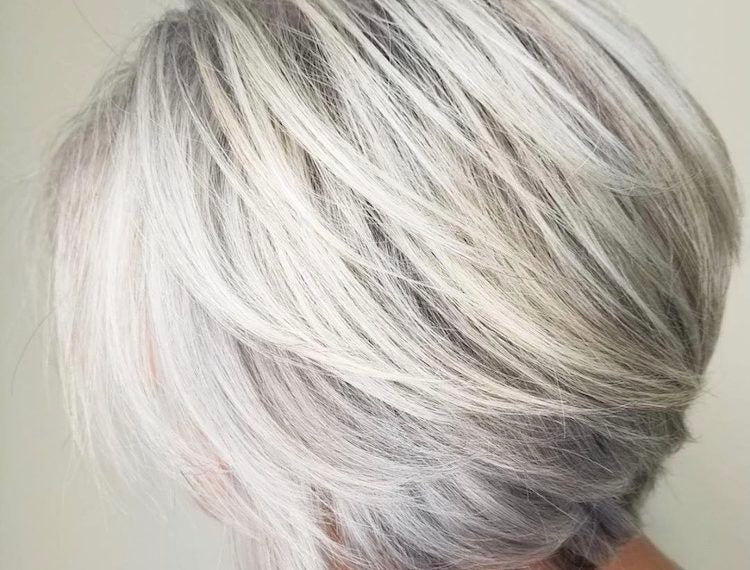 Capelli Grigi al Naturale: Eleganza Senza Tempo e Come Prendersene Cura